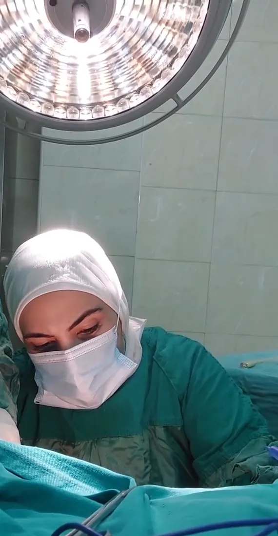 د. أميرة العيسى أثناء عملية