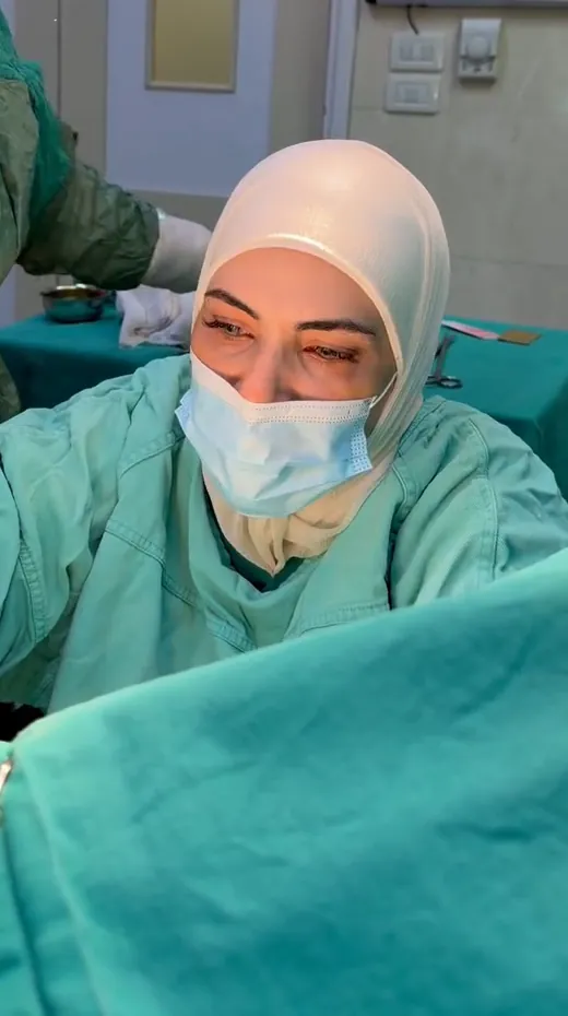 د. أميرة العيسى مع الفريق الطبي